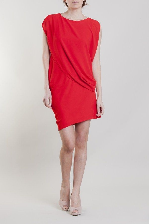 vestido rojo asimetrico rosa palo modelo enterra